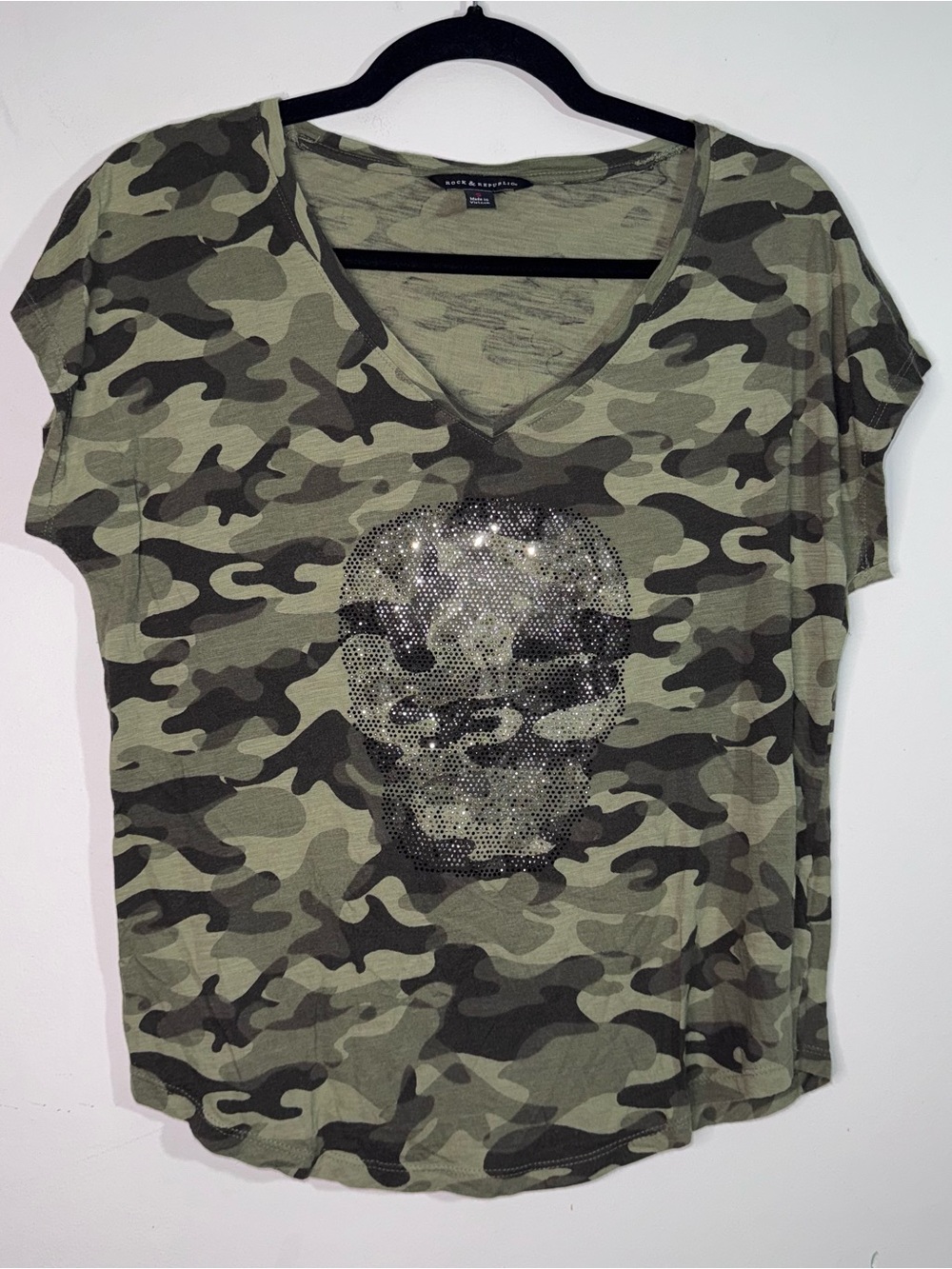 Rock & Republic Rhinestone Skull Camo V Neck T Shirt Green Size S Halloween